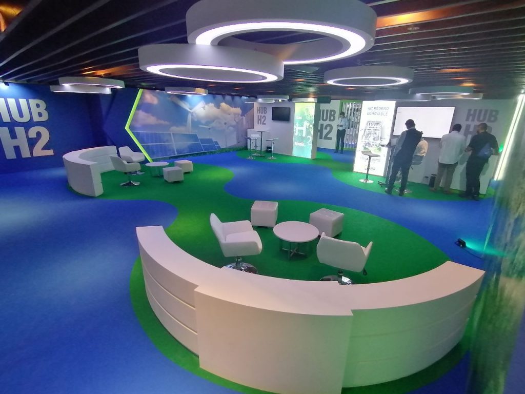 Vista lateral del stand con iluminación LED en Congreso de Petróleo en Cartagena, diseño de Jump Design SAS